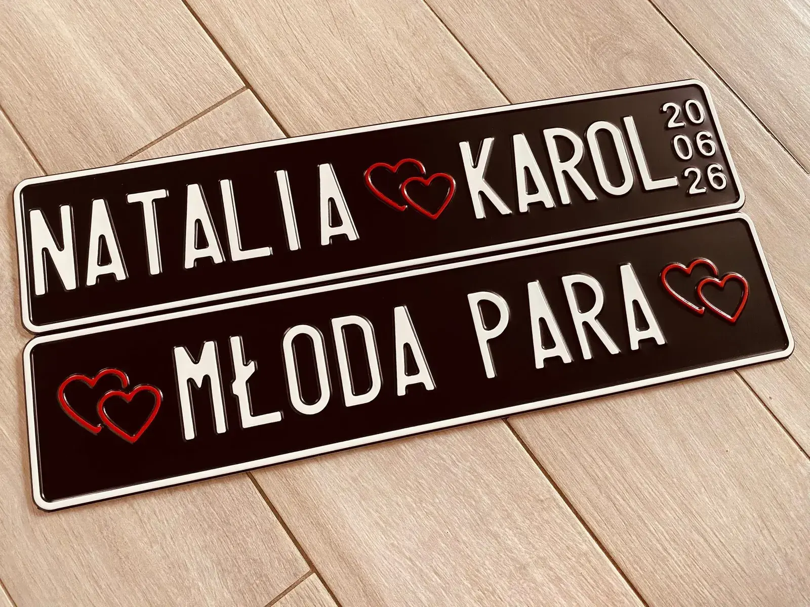 Czarne tablice ślubne Natalia i Karol z czerwonym sercem