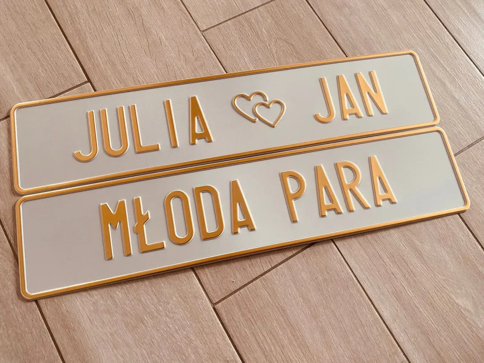 Minimalistyczne biało-złote tablice Julia i Jan