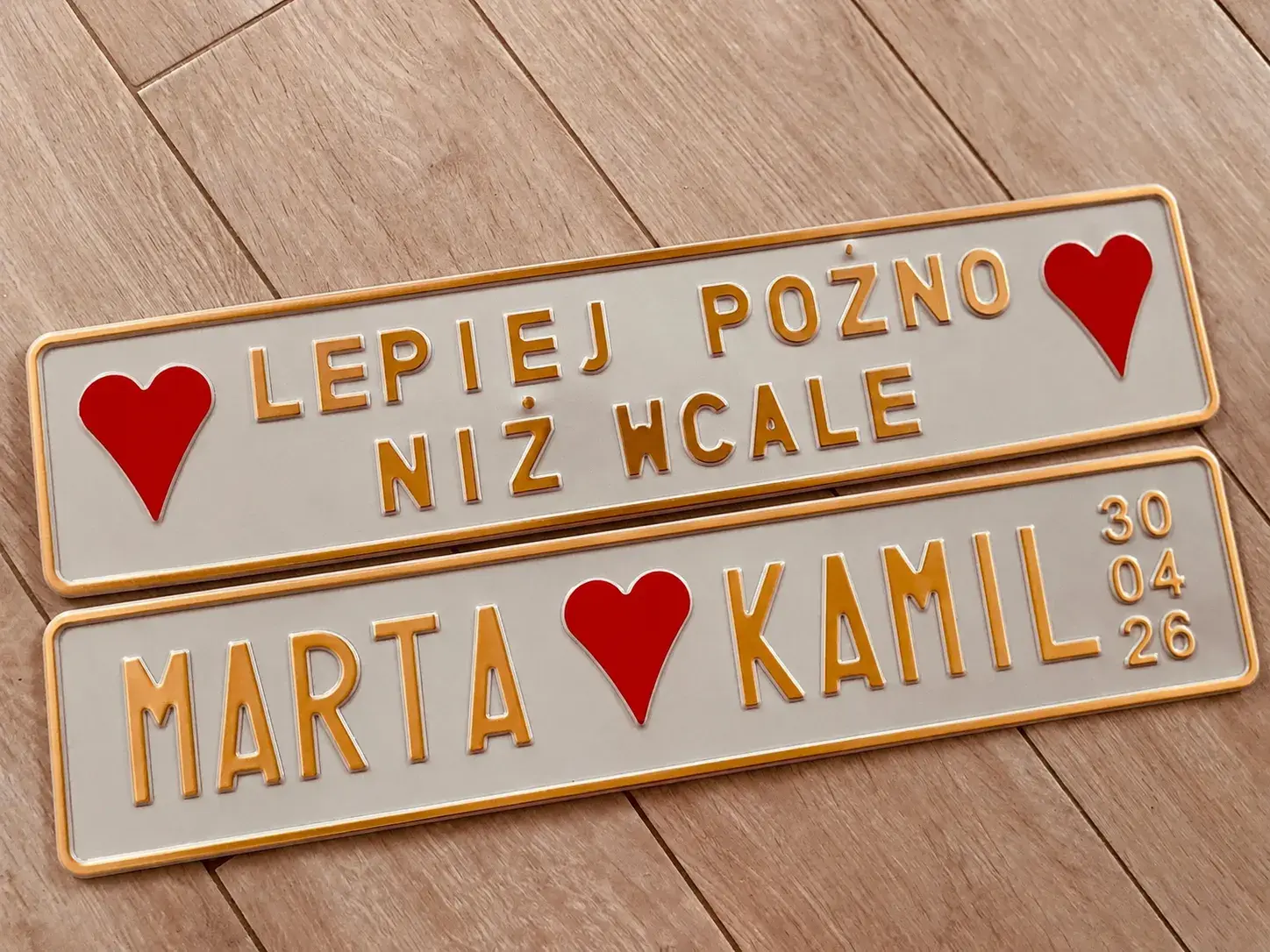 Białe tablice Marta i Kamil z czerwonym sercem
